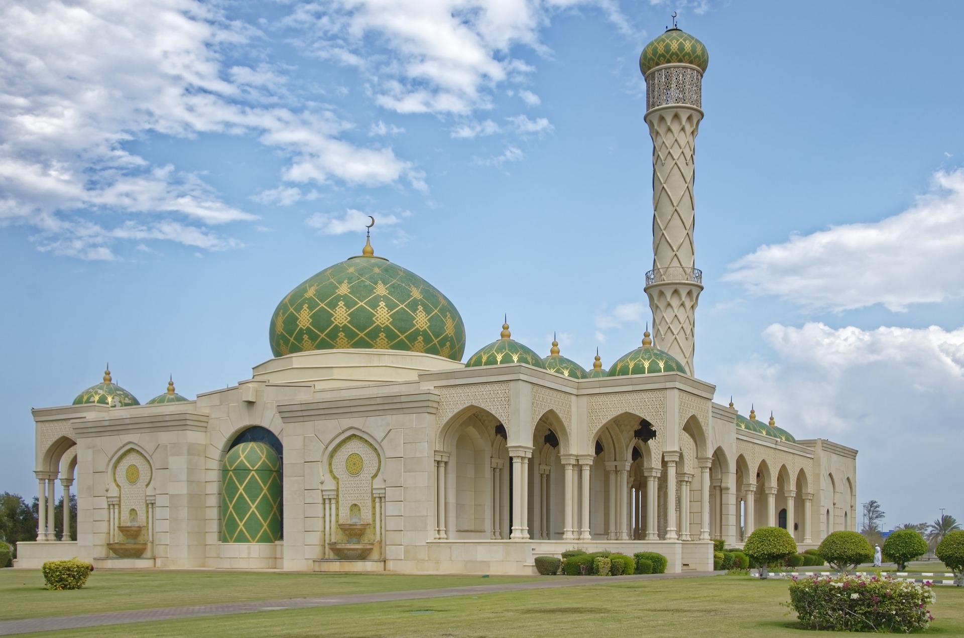 Мечеть с угловой постановкой минарета