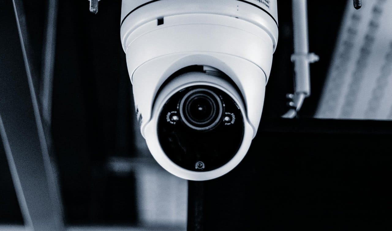 камера для видеонаблюдения в помещении и на улице