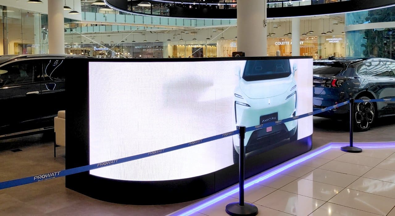 Светодиодный экран в ТЦ с изображением рекламы автомобиля